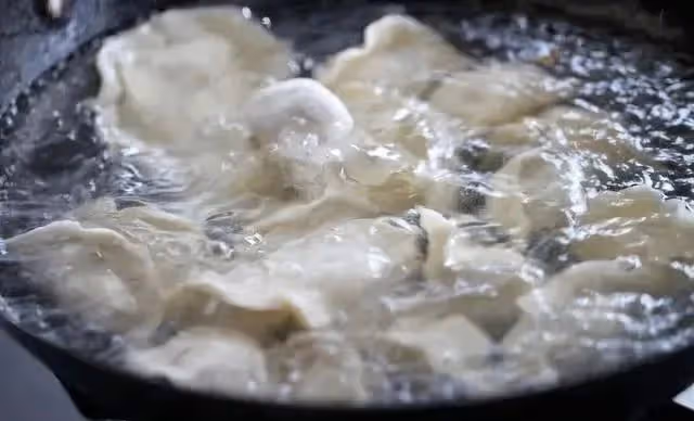 同樣是煮水餃，「蓋蓋煮」和「不蓋蓋煮」區別大，學會再煮不吃虧