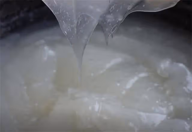 天熱了，教你在家做涼粉漏魚魚，清涼勁道爽滑，過癮又好吃