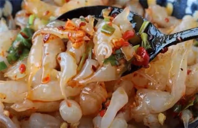 天熱了，教你在家做涼粉漏魚魚，清涼勁道爽滑，過癮又好吃