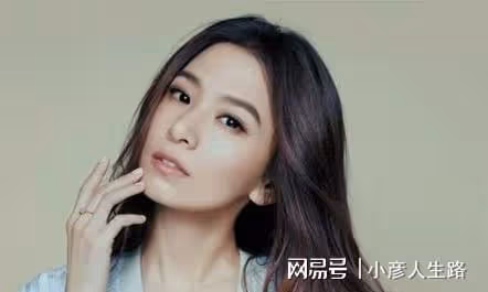 39歲田馥甄曬出田園美照,坐門前摳腳逗狗毫無包袱,網友:接地氣