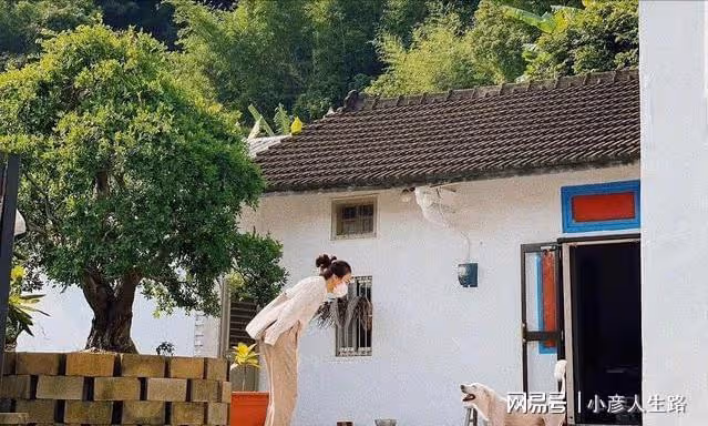 39歲田馥甄曬出田園美照,坐門前摳腳逗狗毫無包袱,網友:接地氣