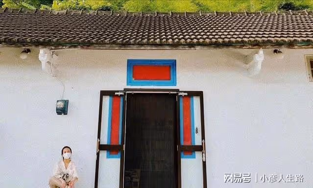 39歲田馥甄曬出田園美照,坐門前摳腳逗狗毫無包袱,網友:接地氣