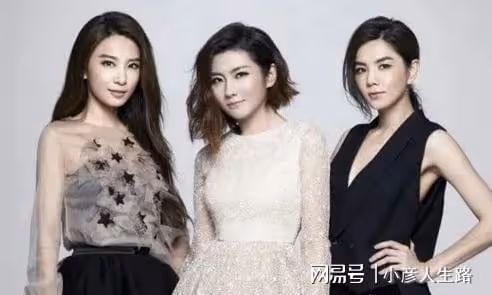 39歲田馥甄曬出田園美照,坐門前摳腳逗狗毫無包袱,網友:接地氣