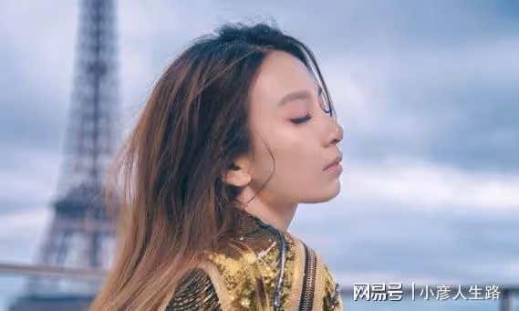 39歲田馥甄曬出田園美照，坐門前摳腳逗狗毫無包袱，網友：接地氣