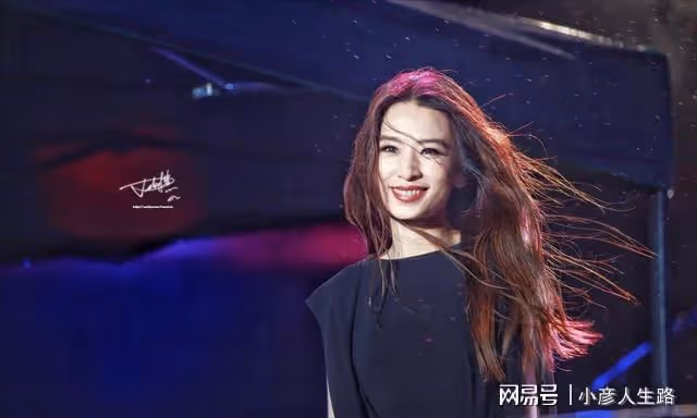 39歲田馥甄曬出田園美照，坐門前摳腳逗狗毫無包袱，網友：接地氣