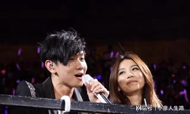 39歲田馥甄曬出田園美照,坐門前摳腳逗狗毫無包袱,網友:接地氣