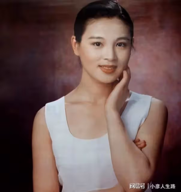 趙明明:和嫂子宋丹丹一樣被英家人所傷,為女兒退圈的她怎樣了?