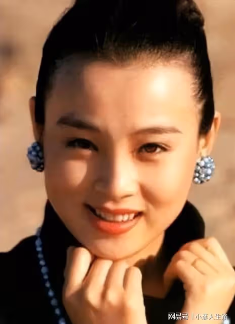 趙明明：和嫂子宋丹丹一樣被英家人所傷，為女兒退圈的她怎樣了？