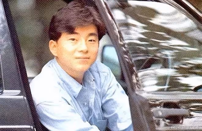 一戀大7歲女星,二戀小16歲美女富婆,如今57歲的他才是人生贏家