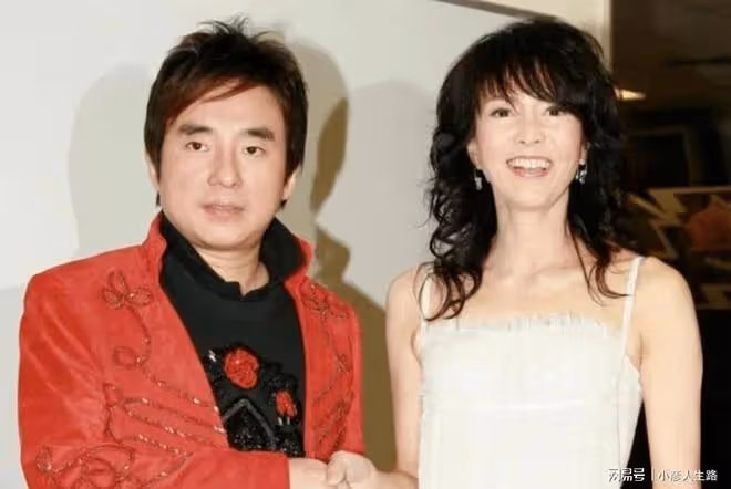 一戀大7歲女星,二戀小16歲美女富婆,如今57歲的他才是人生贏家