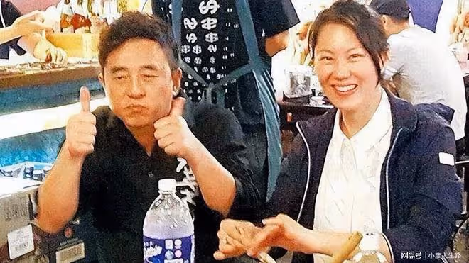 一戀大7歲女星,二戀小16歲美女富婆,如今57歲的他才是人生贏家