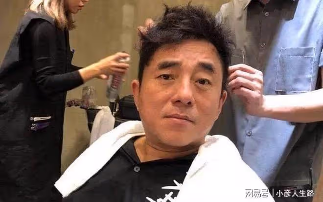 一戀大7歲女星,二戀小16歲美女富婆,如今57歲的他才是人生贏家