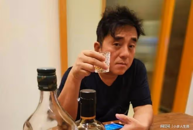 一戀大7歲女星,二戀小16歲美女富婆,如今57歲的他才是人生贏家