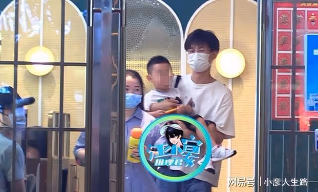 馮紹峰帶兒子與朋友應酬,男助理全程抱娃,網友:乖得讓人心疼