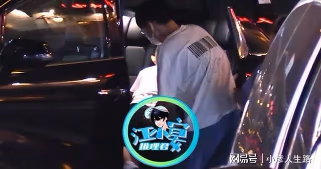 馮紹峰帶兒子與朋友應酬,男助理全程抱娃,網友:乖得讓人心疼