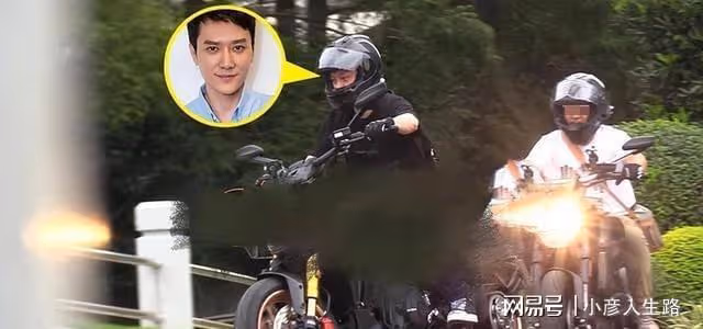 馮紹峰帶兒子與朋友應酬,男助理全程抱娃,網友:乖得讓人心疼