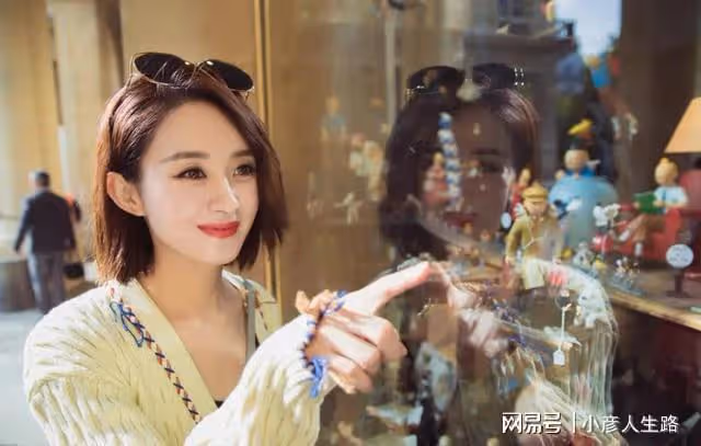 馮紹峰帶兒子與朋友應酬,男助理全程抱娃,網友:乖得讓人心疼