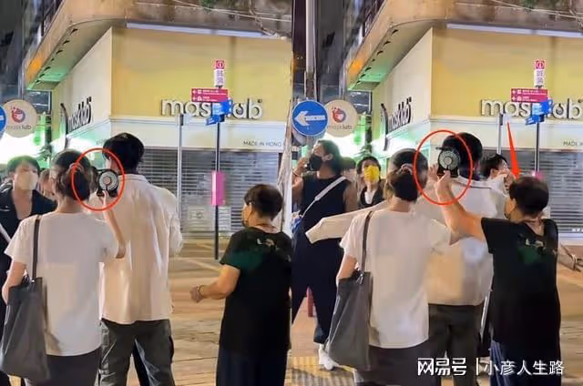 黃宗澤現身街頭拍戲，3名女助理幫忙擦汗更衣，男助理負責拎包