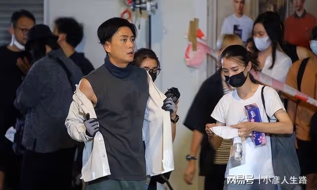 黃宗澤現身街頭拍戲,3名女助理幫忙擦汗更衣,男助理負責拎包