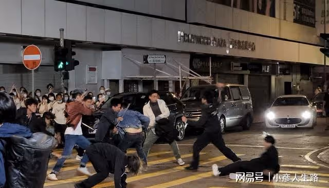 黃宗澤現身街頭拍戲,3名女助理幫忙擦汗更衣,男助理負責拎包