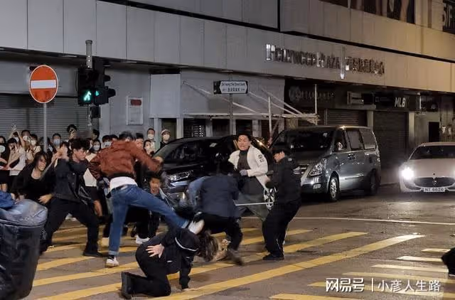 黃宗澤現身街頭拍戲,3名女助理幫忙擦汗更衣,男助理負責拎包