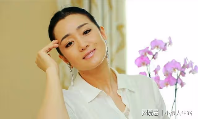 鞏俐:被學院破格錄取,二婚收穫真愛,拍奔馳廣告造型華貴典雅