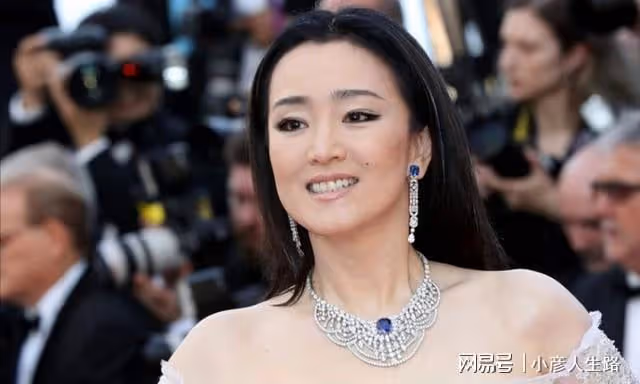 鞏俐:被學院破格錄取,二婚收穫真愛,拍奔馳廣告造型華貴典雅