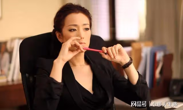 鞏俐:被學院破格錄取,二婚收穫真愛,拍奔馳廣告造型華貴典雅
