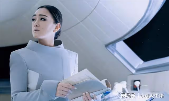 鞏俐:被學院破格錄取,二婚收穫真愛,拍奔馳廣告造型華貴典雅
