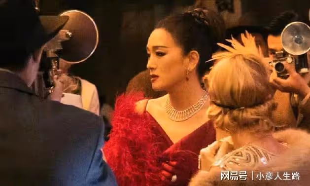 鞏俐:被學院破格錄取,二婚收穫真愛,拍奔馳廣告造型華貴典雅