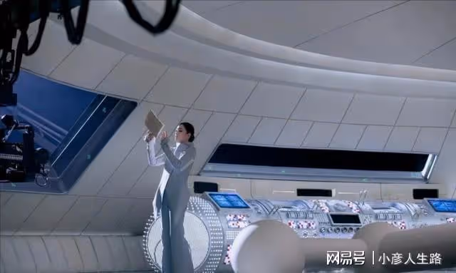鞏俐:被學院破格錄取,二婚收穫真愛,拍奔馳廣告造型華貴典雅