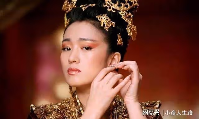鞏俐:被學院破格錄取,二婚收穫真愛,拍奔馳廣告造型華貴典雅