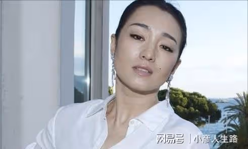 鞏俐:被學院破格錄取,二婚收穫真愛,拍奔馳廣告造型華貴典雅