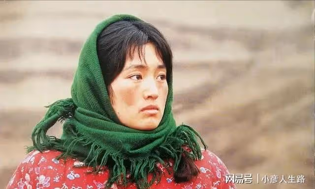 鞏俐:被學院破格錄取,二婚收穫真愛,拍奔馳廣告造型華貴典雅