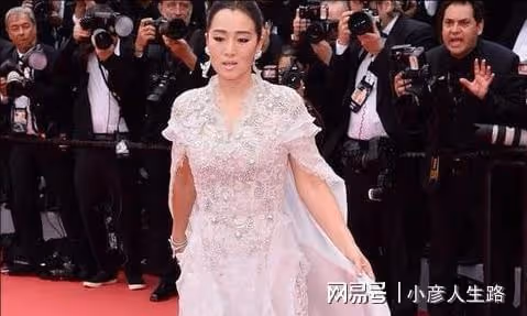 鞏俐:被學院破格錄取,二婚收穫真愛,拍奔馳廣告造型華貴典雅