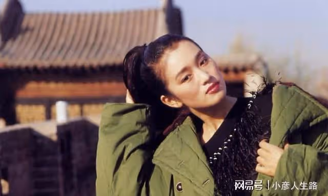 鞏俐:被學院破格錄取,二婚收穫真愛,拍奔馳廣告造型華貴典雅