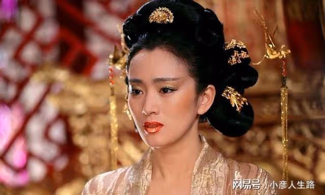 鞏俐:被學院破格錄取,二婚收穫真愛,拍奔馳廣告造型華貴典雅