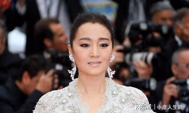 鞏俐:被學院破格錄取,二婚收穫真愛,拍奔馳廣告造型華貴典雅