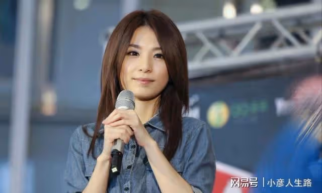 田馥甄門前摳腳逗狗接地氣,三姐妹驚喜合體亮相,曾多次助力公益
