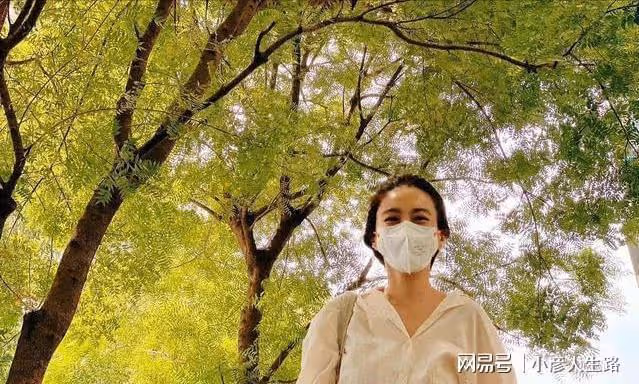 田馥甄門前摳腳逗狗接地氣,三姐妹驚喜合體亮相,曾多次助力公益
