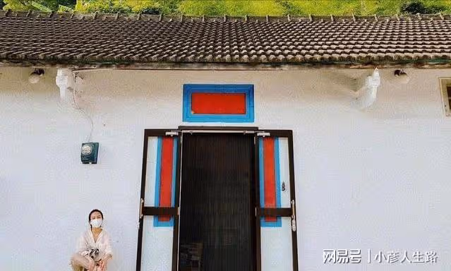 田馥甄門前摳腳逗狗接地氣,三姐妹驚喜合體亮相,曾多次助力公益