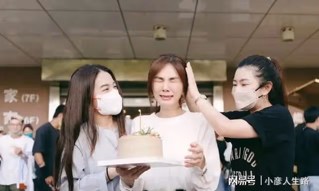 田馥甄門前摳腳逗狗接地氣,三姐妹驚喜合體亮相,曾多次助力公益