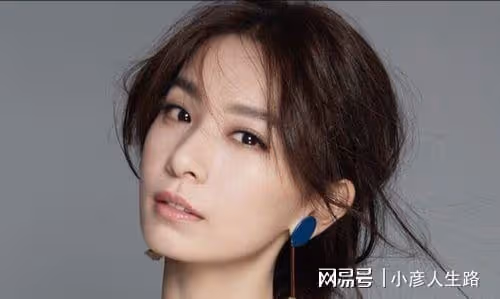 田馥甄門前摳腳逗狗接地氣,三姐妹驚喜合體亮相,曾多次助力公益