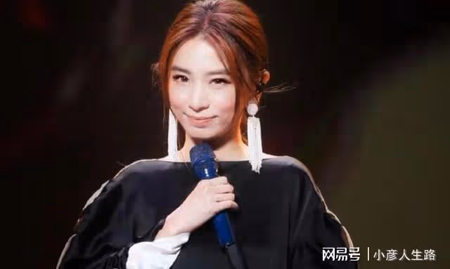 田馥甄門前摳腳逗狗接地氣,三姐妹驚喜合體亮相,曾多次助力公益