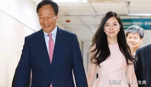 舞蹈老師曾馨瑩:一婚嫁58歲首富,6年生3胎穩坐闊太位,憑什麼?