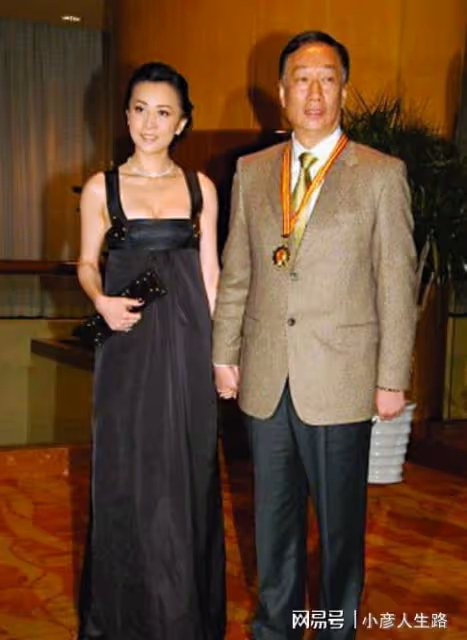 舞蹈老師曾馨瑩:一婚嫁58歲首富,6年生3胎穩坐闊太位,憑什麼?