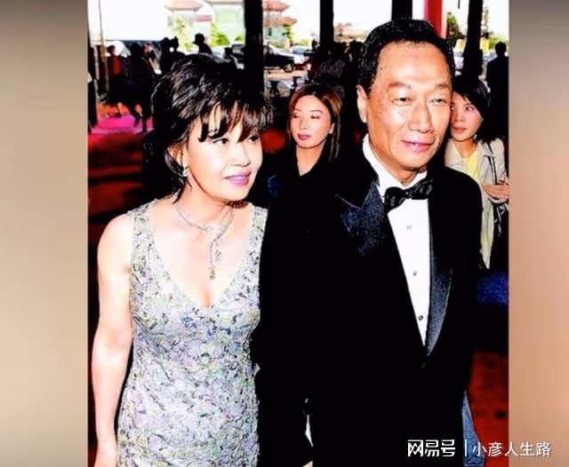 舞蹈老師曾馨瑩:一婚嫁58歲首富,6年生3胎穩坐闊太位,憑什麼?