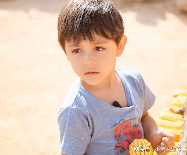 12歲劉諾一大長腿搶鏡!跳土味舞蹈超級投入,五官長相似翻版劉燁