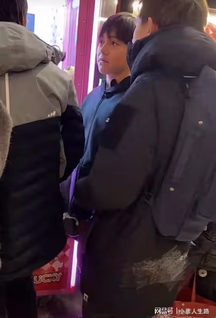 12歲劉諾一大長腿搶鏡!跳土味舞蹈超級投入,五官長相似翻版劉燁