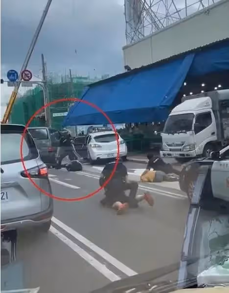桃園屁孩,被當街制住!大隊出動療愈影片熱贊,遭質過當「霸氣回應」